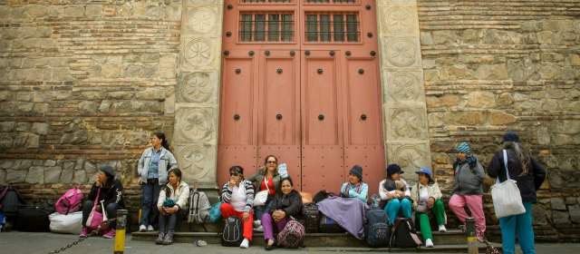 Paro de madres comunitarias ajustó ocho días sin solución a la vista | Las protestas se concentran al frente del Ministerio de Hacienda en Bogotá. FOTO COLPRENSA