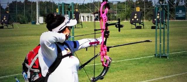 Arco compuesto de damas sale por el oro | Sara López lanzó sus flechas con saco y maleta. FOTO CORTESÍA