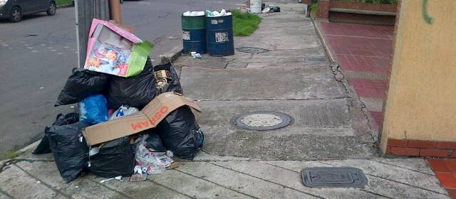 Con dificultades arrancó en Bogotá nuevo esquema de recolección de basuras | En Bogotá, varios sectores amanecieron con las basuras sin recolectar. Foto cortesía @leonardo41969