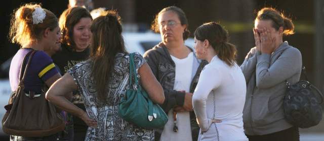 Balacera en estreno de Batman dejó 12 muertos y 50 heridos | Los primeros jóvenes en completar el interrogatorio dieron versiones distintas del tiroteo, unos hablaban de dos pistoleros. Foto: AP