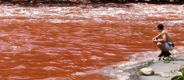 Cobertura y calidad del agua en Antioquia aún son deficientes | La minería, el uso de químicos y las actividades productivas contaminantes ponen en alto riesgo las fuentes hídricas en Antioquia y en el país. Imagen del río Medellín en el sector Hatillo (Barbosa). FOTO JAIME PÉREZ