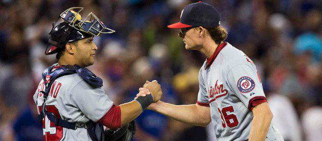 Quintana y Solano dirigieron al triunfo a Medias Blancas y Nacionales | El colombiano Jhonatan Solano, izq., y su compañero Tyler Clippard celebran el triunfo de los Nacionales. FOTO REUTERS