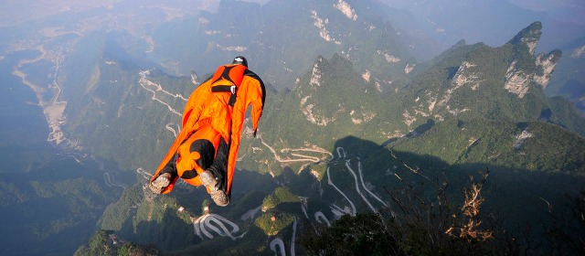 El paracaidista, Victor Kovats, se estrelló sobre las tres de la tarde del martes en el parque forestal de la montaña nacional de Tianmen en la provincia de Hunan, sur de China, mientras realizaba un vuelo de prueba. FOTO AP