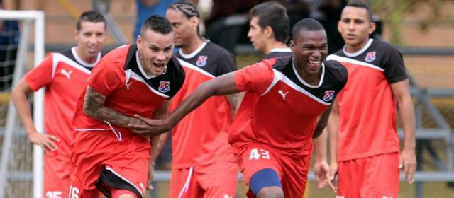 El DIM ya carga batería para visitar a Santa Fe el domingo | Cristian Restrepo y Andrés Rivas, durante una de las prácticas del Medellín. FOTO RÓBINSON SÁENZ
