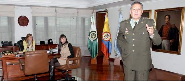 El último día del general Naranjo en la policía | El general Óscar Naranjo está acompañado, en su despacho, de su hija Marina, de su esposa Claudia y de su otra hija María Claudia. FOTO MANUEL SALDARRIAGA, ENVIADO ESPECIAL