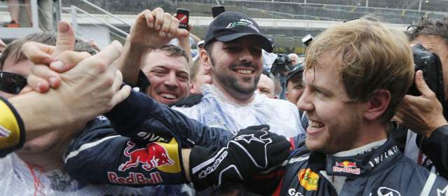 Sebastian Vettel ganó su tercer título consecutivo en la Fórmula Uno | Reuters | Sebastian Vettel celebra su título con sus seguidores en Brasil.