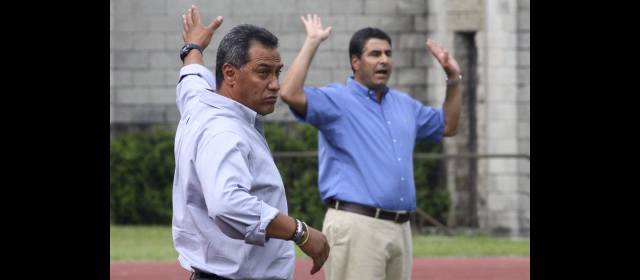Nacional piensa mover su formación inicialista | En el duelo de entrenadores, la ventaja se la llevó Hernán Torres (izquierda). Analizó de Nacional sus virtudes y falencias. Santiago Escobar aceptó las aptitudes de su colega. FOTO EDWIN BUSTAMANTE