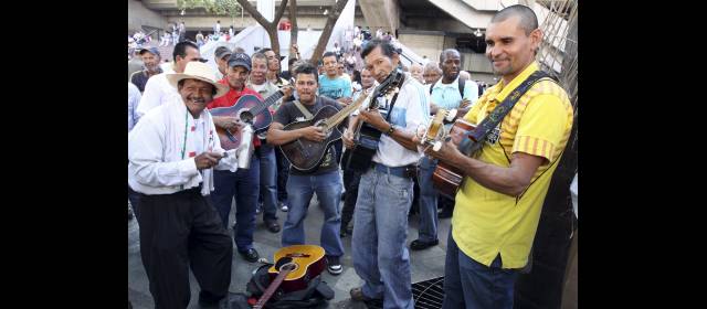 Medellín tiene quien le cante | No hay día en que los cantantes de música popular no acudan al corazón de Medellín a alegrar el espíritu. FOTO MANUEL SALDARRIAGA