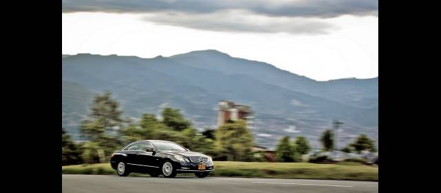 Elegancia y potencia ruedan en la clase E de Mercedes Benz | Su diseño exterior remarca su espíritu clásico pero más deportivo. Su amplia parrilla de dos láminas y la estrella de tres puntas son protagonistas. FOTO JONATHAN CARVAJAL