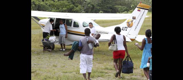 Bojayá está sometida a un olvido tan duro como la masacre | A los enfermos de Bojayá tienen que sacarlos cargados del pueblo (de urgencia) y llevarlos hasta una avioneta, si es que llegan, para ser trasladados a Quibdó o Medellín. FOTOS JAIME PÉREZ MUNÉVAR