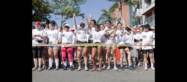Sin miedo, ayer 40.000 mujeres corrieron por el derecho a su salud | Una mañana de sol acompañó la concurrida carrera atlética en Envigado. FOTO MARIO VALENCIA