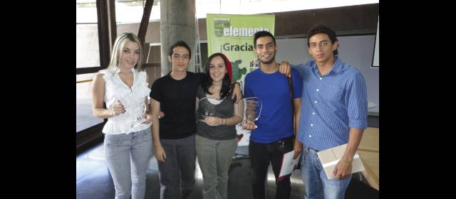 Grandes triunfos de microhistorias | Mariana Velásquez, primer lugar, Santiago y Sara Roldán, tercer lugar, Santiago Londoño y Andrés Muñoz, segundo lugar en el concurso nacional de Microhistorias Digitales. FOTO CORTESÍA
