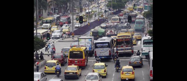 Vuelven multas por el pico y placa | Aspecto de la avenida San Juan, una de las más transitadas en la ciudad, en la cual se mantiene la medida restrictiva. Según la Alcaldía, el 64% de las vías están libres del pico y placa. FOTO ARCHIVO