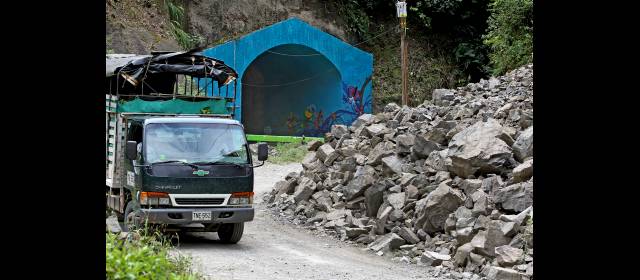 De Medellín a Urabá: 373 kilómetros en 9 horas | Toneladas de roca que cayeron del talud anteceden la entrada al túnel de La Llorona, paso obligado a Urabá. FOTO JUAN A. SÁNCHEZ.