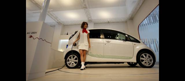 El IMiev de Mitsubishi ya se ofrece en Medellín | El IMiev es un vehículo eléctrico desarrollado a partir del modelo i de la firma, que tiene motor de 660 centímetros cúbicos. Su valor en Colombia se aproximará a los 80 millones de pesos. FOTO AP