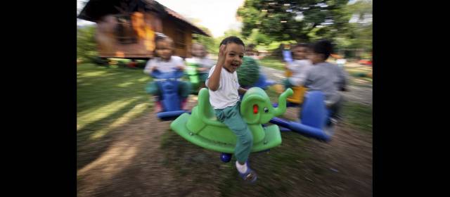 Socializar es clave para los niños en preescolar | Los pequeños aprenden a identificar figuras de autoridad y el adecuado trato a los demás. FOTO JONATHAN CARVAJAL