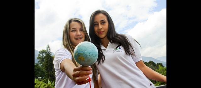 Juliana y Sara conocen el mundo a través del inglés | Sara (derecha) estudiará mandarín. FOTO JONATHAN CARVAJAL