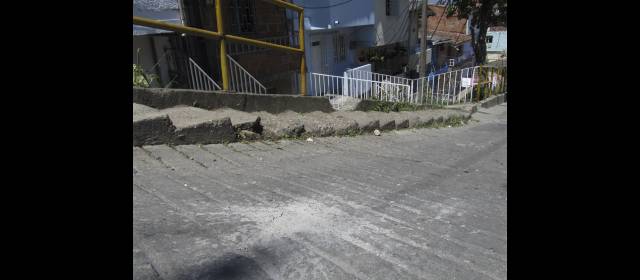 Inocentes llevan la peor parte en la Comuna 8 | En la calle se ve el impacto del petardo que lesionó a dos niñas y dos adultos. FOTO mauricio palacio