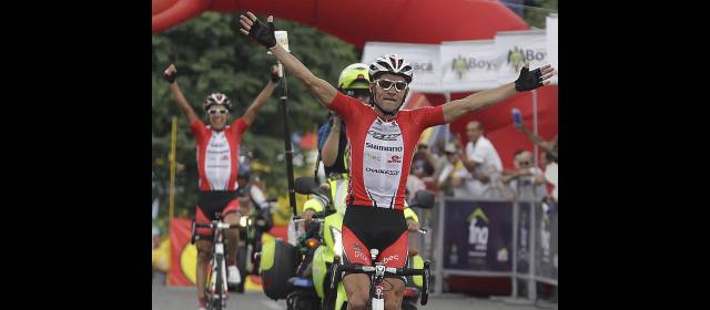 La familia vio ganar a Óscar | Óscar Sánchez triunfó en Pereira con la escolta de su compañero de GW Shimano, Jhonatan Millán. FOTO RÓBINSON SÁENZ