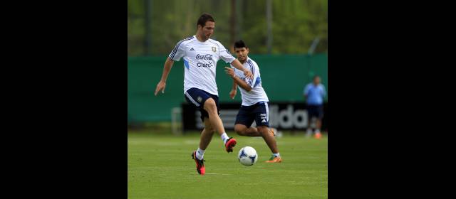 Clásico de vecinos en Mendoza | Gonzalo Higuaín y Sergio Agüero, titulares hoy con Argentina en el clásico frente a los uruguayos. FOTO REUTERS