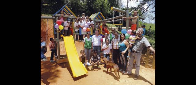 Mulas y helicópteros llevan parques a veredas lejanas | El programa tiene la capacidad de unir a la comunidad en torno a un bien común. FOTO CORNARE