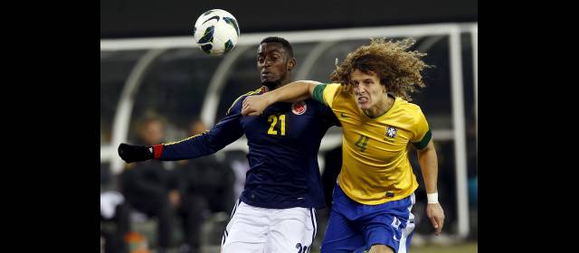 Colombia jugó sin complejos | A Jackson Martínez le tocó soportar la marca de David Luiz, quien le permitió pocos lujos en el amistoso. FOTO REUTERS