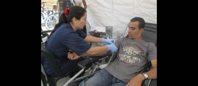 El banco de sangre de la Cruz Roja está seco | En Campo Valdés, los residentes aprovecharon para hacer su donación al salir de misa en la mañana de ayer. FOTO SARA CANO
