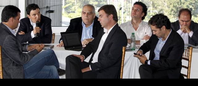 Entre quejas de los minoritarios, EPM se hizo a contrato de Ituango | El gerente de EPM, Juan Esteban Calle, intervino ayer en la asamblea de EPM Ituango para explicar las bondades de la cesión del contrato. FOTO JAIME PÉREZ