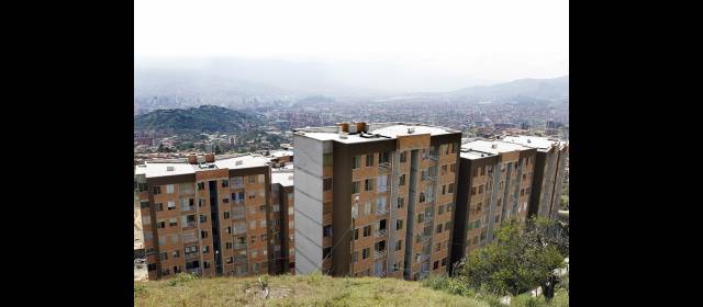 Por Medellín llegó al país inversión inmobiliaria de Terranum Capital | Territorio Robledo construirá un total 3.200 viviendas de interés prioritario (VIP) en el noroccidente de Medellín. Ya están habitados 660 apartamentos, 800 más se entregarán en 2013 y ya se comenzó la construcción de la tercera de 10 etapas FOTO HERNÁN VANEGAS