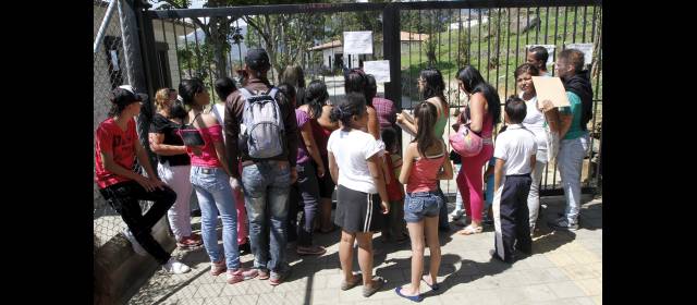En Medellín todavía se buscan cupos escolares | En la puerta de la I.E. Nuevo Occidente a diario se arman filas a pedir cupo. FOTO HERNÁN VANEGAS
