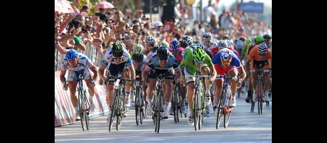 Caravana del Giro corre hoy sobre un serrucho |