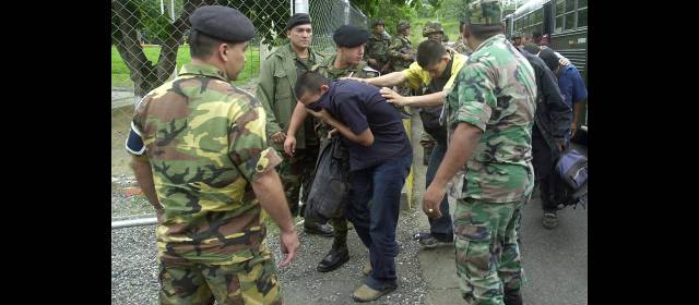 Denuncias de Venezuela deben ser verificadas por ONU: Garzón | En 2004 fueron capturados en Venezuela 133 colombianos señalados como paramilitares. FOTO ARCHIVO