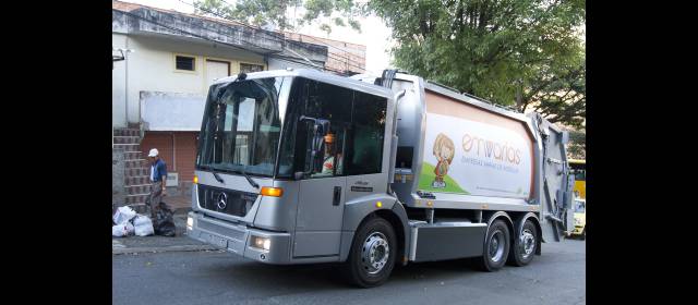 Ensayan vehículo de gas para el transporte de basuras en Medellín | Én la foto uno de los vehículos recolectores Mercedes Benz que tiene a prueba Empresas Varias de Medellín. Su principal desafío es la topografía de las comunas de la ciudad. EDWIN BUSTAMANTE
