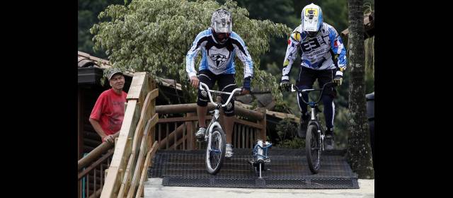Mariana y sus amigos van por medallas mundiales | Carlos Alberto Ramírez, izquierda, debutaba anoche en la categoría élite de los Mundiales de BMX. El año pasado fue el mejor de los júniors, en Birmingham, Gran Bretaña. FOTO MANUEL SALDARRIAGA.