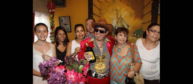 Crisanto busca el mañé interior | Invitando a trago y comida, Argiro Durango, el anfitrión de Expo Mañé, recibe a los visitantes. FOTO DONALDO ZULUAGA