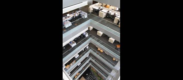 Isagén gana en reputación con la certificación Leed | Patio central de la sede de Isagén, en Medellín, al que ingresa luz natural por un vano desde el piso 14. FOTOS ROBINSON SÁENZ