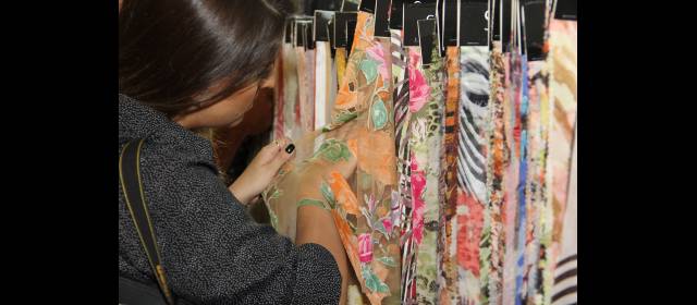 Brasil propone 5 claves de moda | Una imagen común en el salón: apreciar los tejidos desde los sentidos. FOTO MARIANA RAMÍREZ VIDAL