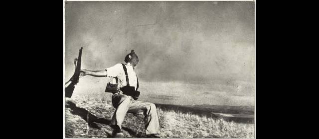 Una muestra de Robert Capa, con fotos más allá de la guerra | La famosa y polémica foto de Capa en España. FOTO BLOOMBERG