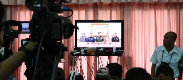 El Ejército de Tailandia tomó el poder en un Golpe de Estado tras fallar su mediación para acabar con la crisis política y las protestas antigubernamentales que han causado 28 muertos y cientos de heridos desde el pasado noviembre. FOTO AP