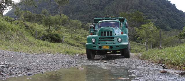$1.150 millones para la Bolombolo-Venecia-Camilocé | En el tramo Bolombolo-Venecia hay puntos con pérdida de banca y otros con filtraciones de agua. FOTO RÓBINSON SÁENZ VARGAS
