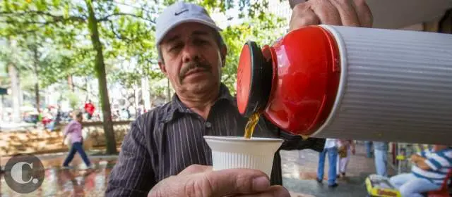 El café oportuno, el que sale al paso | Pedro Cárdenas ronda con su carretilla por el centro. Agentes de Espacio Público le han quitado cinco carritos. Al actual le ha invertido más de 90 mil pesos en refuerzos de hierro. FOTO ESTEBAN VANEGAS