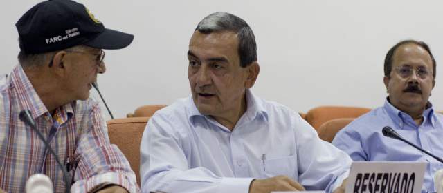 Alias “Rodrigo Granda”, “el Médico” y “Andrés París”, negociadores de Farc que esperan en Cuba su traslado a Oslo. FOTO ARCHIVO