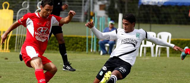 Nacional está más cerca a la Superliga | Mauricio Restrepo (Rionegro) y Jairo Palomino, en el amistoso del jueves. FOTO JULIO CÉSAR HERRERA