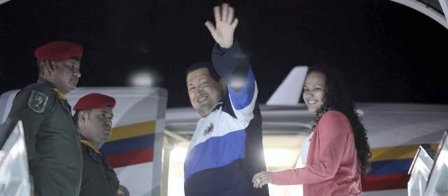Chávez, otra vez en Cuba, para seguir tratamiento contra cáncer | Tras su tercera operación a finales de febrero de 2012, Chávez ha estado en Cuba en cinco ocasiones, incluida esta, para someterse a radioterapia. Foto Reuters.