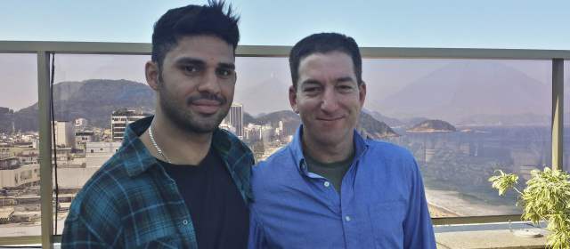 En esta foto, sin fecha, proporcionada por Janine Gibson de The Guardian, el periodista de The Guardian Glenn Greenwald, a la derecha, y su compañero David Miranda, se muestran juntos en un lugar desconocido. Foto AP