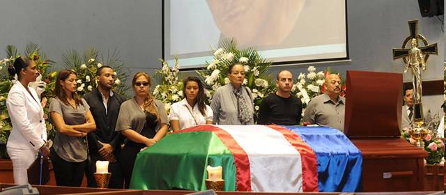 Con sus éxitos se rindieron los últimos homenajes al maestro Jairo Varela | Miles de personas en Cali pasaron por el Concejo para dar su adiós al compositor Jairo Varela. Foto Colprensa.