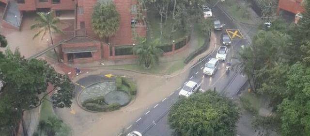 Inundaciones en El Poblado por fuertes lluvias | FOTO TWITTER @SABELO77