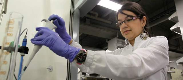 Allá están los científicos | En Colombia se hace ciencia, pero también hay ciencia que se hace con colombianos que se fueron a estudiar al exterior. En la imagen, una investigadora en el laboratorio de nanopartículas en la SIU FOTO: ARCHIVO
