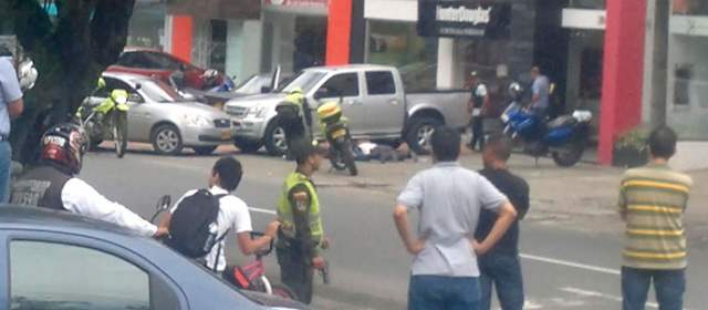 Así cayó "el Negro Orlando", cabecilla de "los Urabeños" en el Valle | Esta imagen fue tomada por un transeúnte cuando requisaban a dos de los escoltas. Están tendidos en el piso. Foto: Colprensa