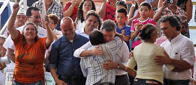 Santos entregó viviendas y regalo sorpresa en Bello | Con abrazos damnificados de La Gabriela demostraron su agradecimiento al presidente Juan Manuel Santos. FOTO JULIO C. HERRERA